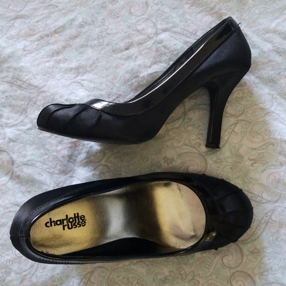 Black pumps